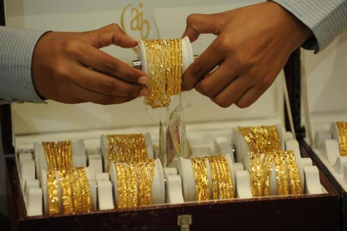 Gold holds steady; market awaits cues from Fed meeting